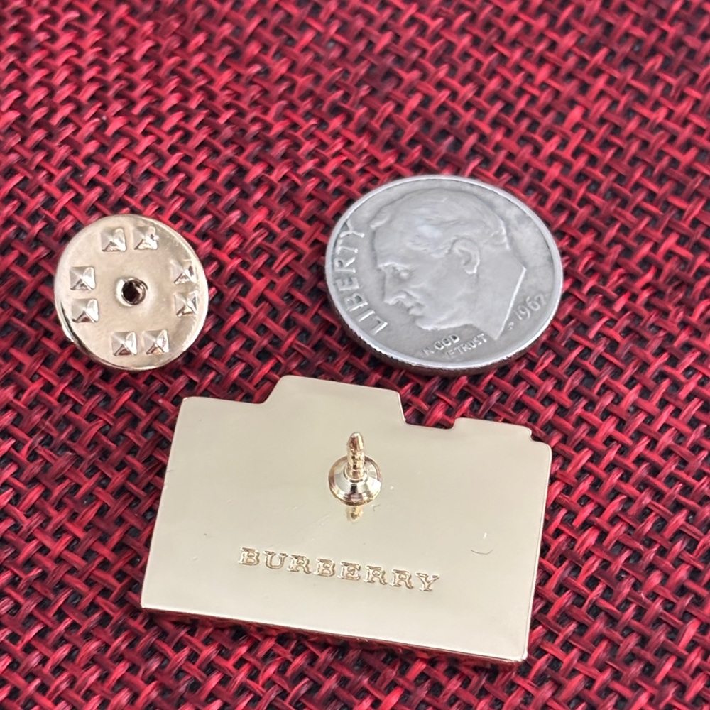 βοΈBurberry Pink and Cream Camera Pin GWP βοΈ - Picture 4 of 7